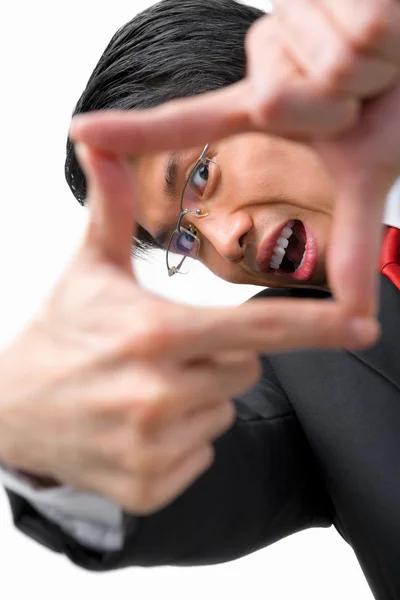 Aziatische zakenman kijken naar zijn perspetive door zijn finge — Stockfoto