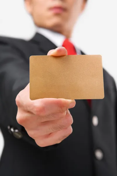 Empresario mostrando tarjeta de crédito de oro —  Fotos de Stock