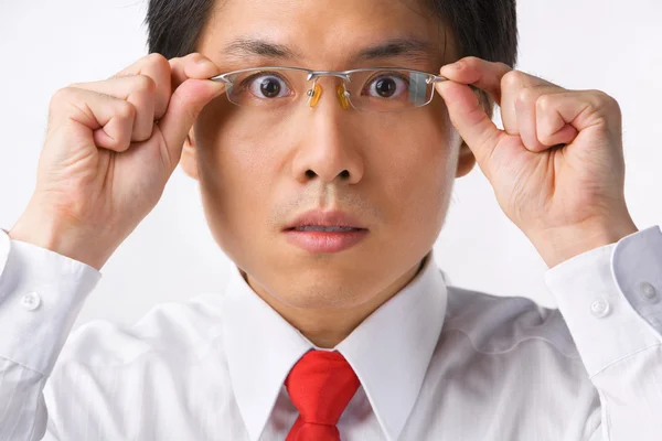 Asiático empresario sorprendido celebración gafas a cámara — Foto de Stock