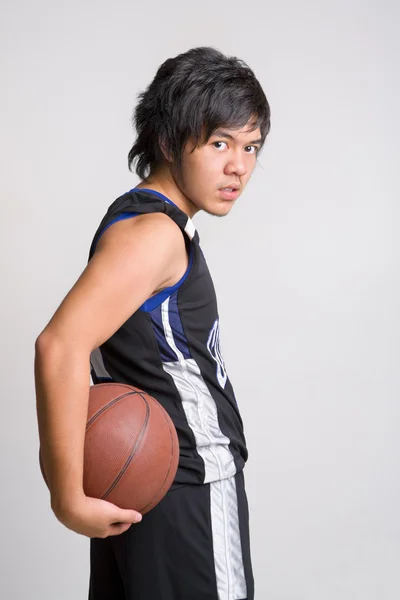 Kosárlabda játékos jelentenek a hátoldalon — Stock Fotó
