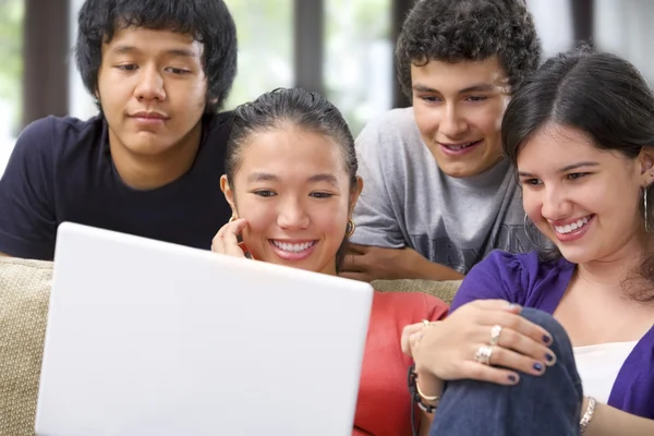 Группа студентов, наблюдающих за ноутбуком — стоковое фото