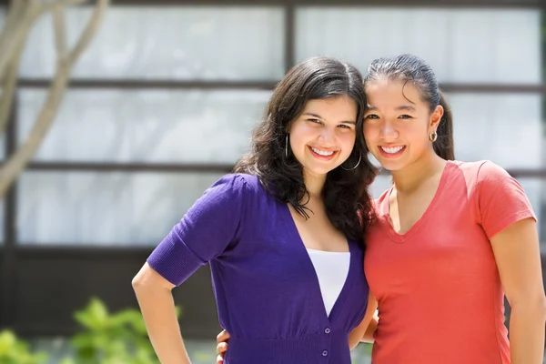Twee vrouwelijke tiener buiten de school — Stockfoto