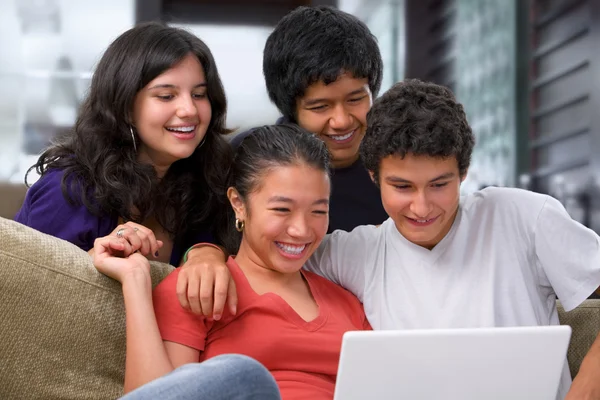 Підлітки щось дивляться на ноутбук — стокове фото