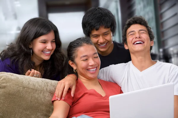 Nastolatki oglądają coś na laptopa — Zdjęcie stockowe