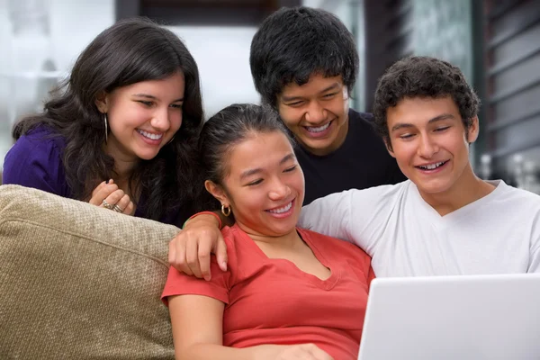 Подростки смотрят что-то на ноутбуке — стоковое фото
