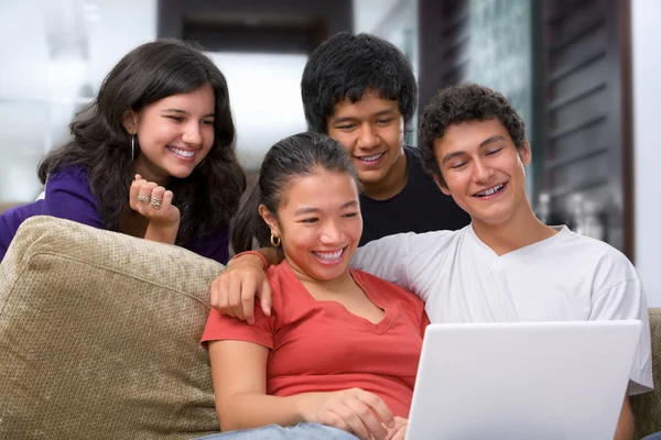 Tonåringar titta på något på laptop — Stockfoto
