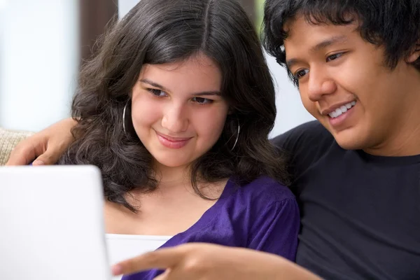 Tonåring titta på något på laptop — Stockfoto