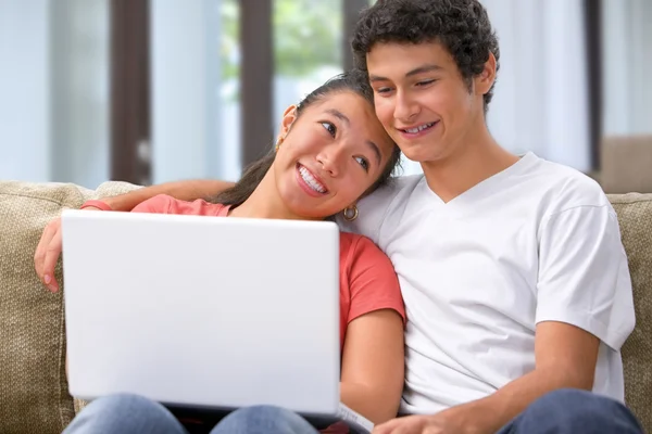 年轻的夫妇在家里浏览互联网 — 图库照片