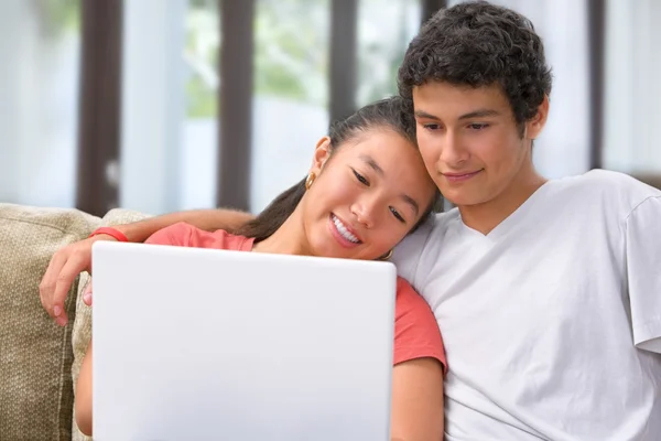 Genç çift dizüstü bilgisayar kullanıyor — Stok fotoğraf