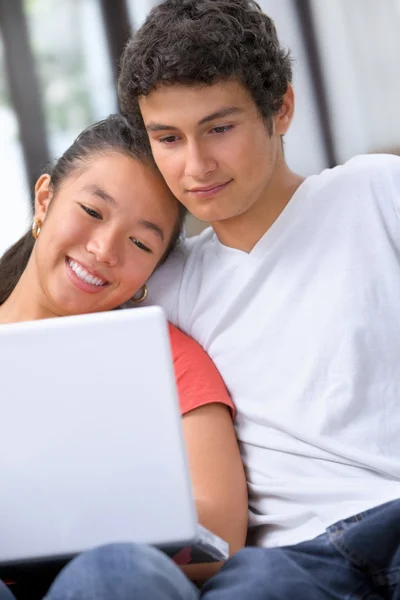 Молодая пара с помощью ноутбука — стоковое фото