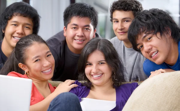 Des étudiants multi-ethniques posent ensemble — Photo