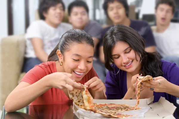 Κορίτσια πήρε την πρώτη ευκαιρία να φάτε πίτσα — Φωτογραφία Αρχείου