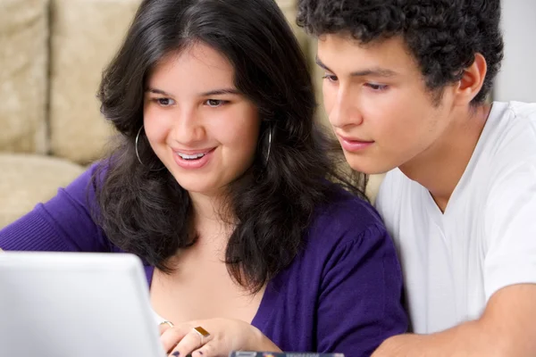 Jeune couple regarder quelque chose sur ordinateur portable — Photo