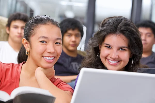 Две студентки улыбаются в камеру — стоковое фото