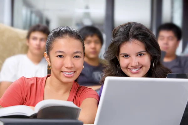 Zwei Studentinnen lächeln in die Kamera — Stockfoto