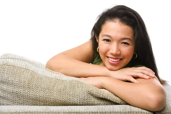 Mujer adolescente pose en el sofá — Foto de Stock