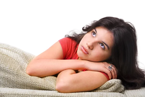 Donna adolescente posa sul divano — Foto Stock