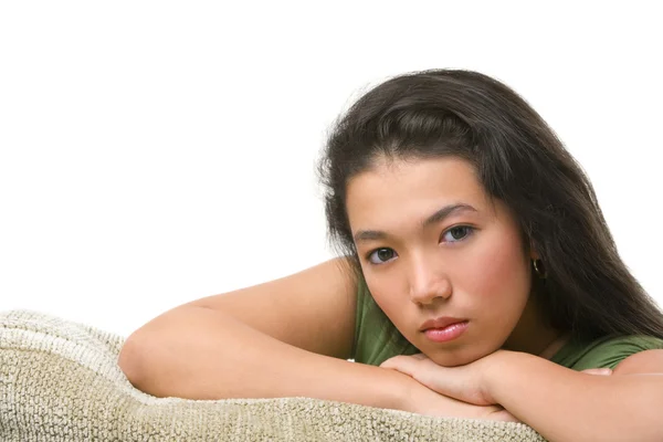 Ženský teenager pozice na pohovce — Stock fotografie