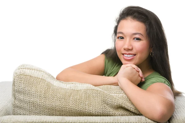 Mujer adolescente pose en el sofá —  Fotos de Stock