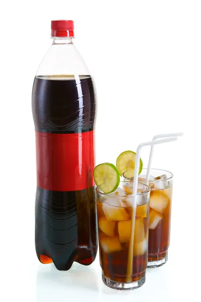 Fles en twee glazen cola — Stockfoto