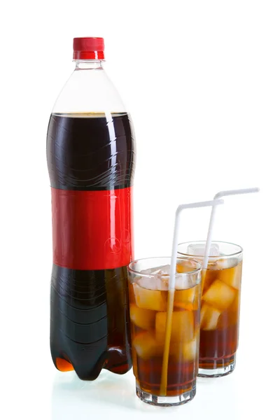 Fles en twee glazen van cola — Stockfoto