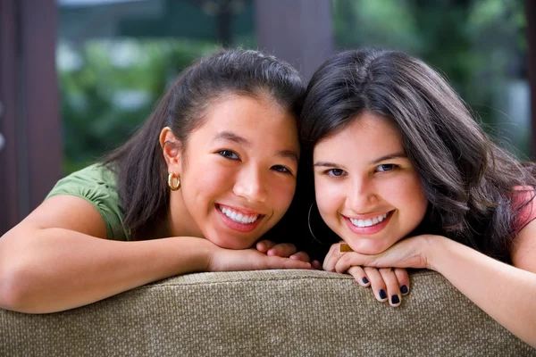 Vrouwelijke tiener delen van tijd met haar vriend — Stockfoto