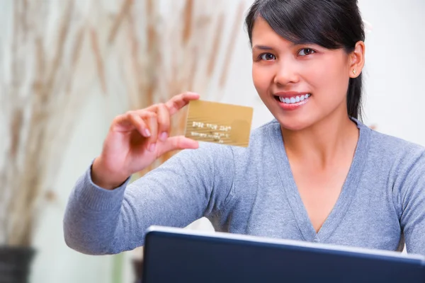 Mostrando cartão de crédito ouro — Fotografia de Stock