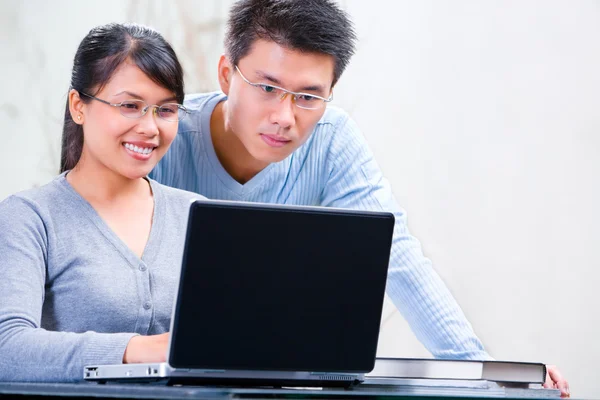 Couple browsing internet at home — Stock Photo, Image
