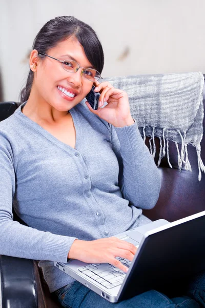 Smiling woman on the phone — Stock Photo, Image