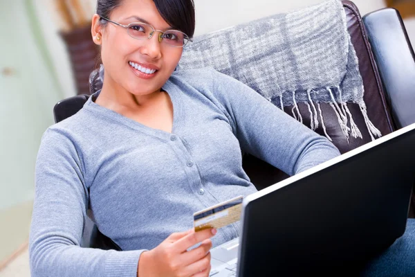Online tranzakciókhoz hitelkártya segítségével — Stock Fotó