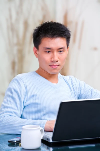 Unga kinesisk man använder laptop — Stockfoto