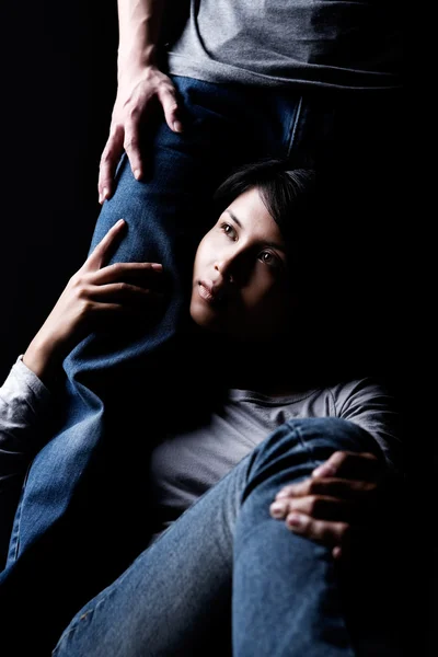 Woman leaning to the man's leg — Stock Photo, Image