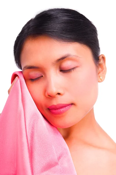 Giovane donna che tocca raso liscio con il viso — Foto Stock