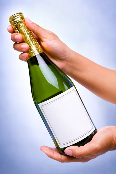 Oferecendo champanhe — Fotografia de Stock