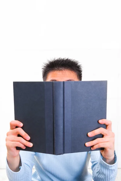 Człowiek poważnie czytanie książki — Zdjęcie stockowe
