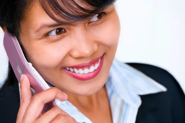 Close up van een mooie zakenvrouw op de telefoon — Stockfoto