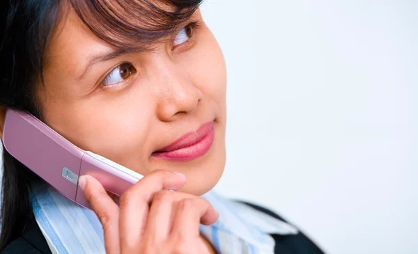 Expressie van jonge zakenvrouw luisteren naar haar mobiele telefoon — Stockfoto