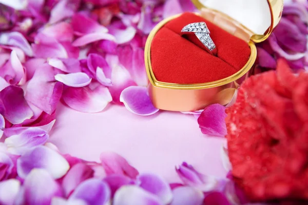 Ringen att föreslå din kärlek på alla hjärtans dag — Stockfoto