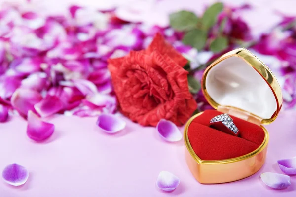 Pierścień i róża proponuje na Walentynki — Zdjęcie stockowe