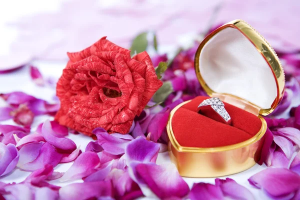 Pierścień i róża dla zakochanych — Zdjęcie stockowe