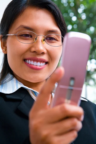 Joven mujer de negocios asiática usando mensajería de texto — Foto de Stock