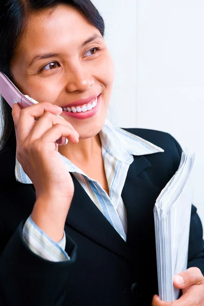 Aziatische zakenvrouw op de telefoon — Stockfoto