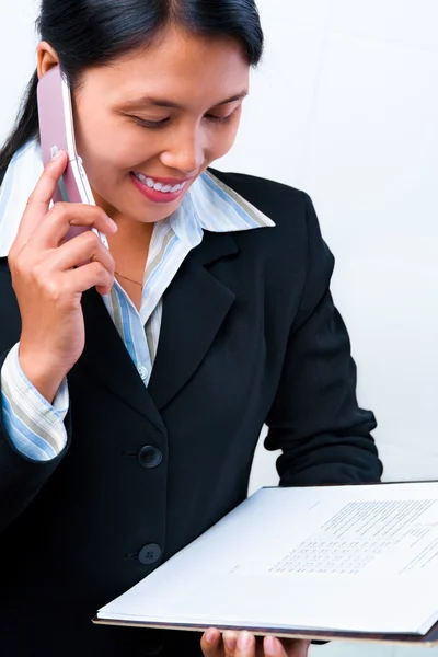 Ung affärskvinna att ha telefon medan du tittar på dokumentet — Stockfoto