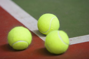 Tenis topu mahkemesinde