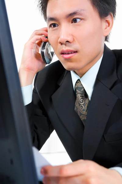 Молодой азиатский бизнесмен на телефоне — стоковое фото