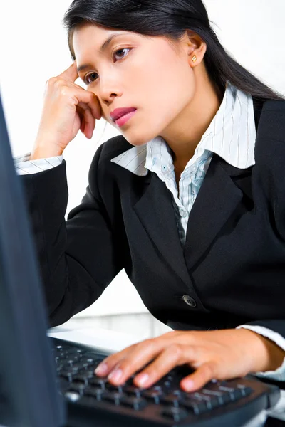 Unga kvinnan ser slugish i office — Stockfoto
