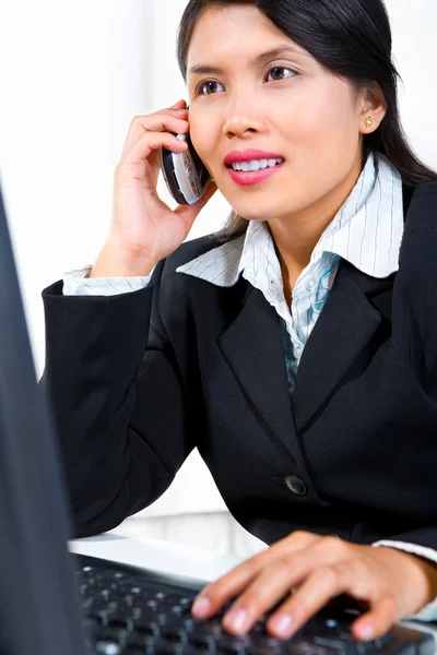 Giovane donna d'affari asiatica è al telefono — Foto Stock