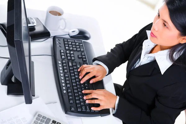 Jeune femme d'affaires travaillant sur ordinateur — Photo