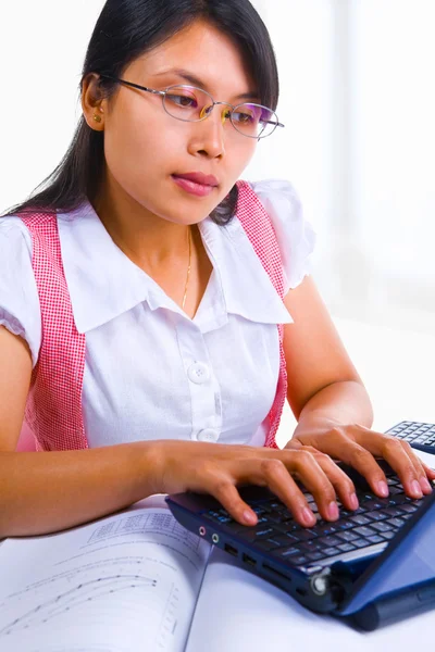 Vrouwelijke geleerde te typen op de laptop in de klas — Stockfoto