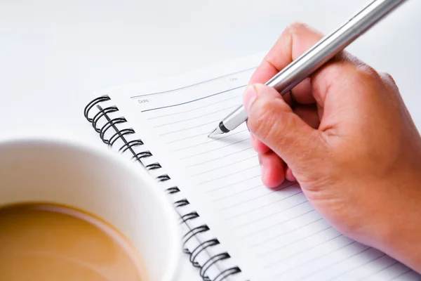 Escritura a mano en libro acompañada de café —  Fotos de Stock